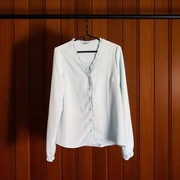 Jasnoniebieska bluzka damska z fakturą Swiss dot i falbanką przy dekolcie,L