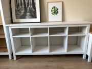 Biały regał-komoda z 8 otwartymi półkami