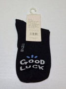 Czarne skarpetki z wzorkami i napisem Good Luck