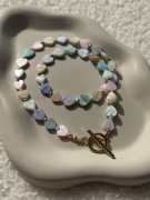 Krótki naszyjnik choker serca masa perłowa pastelowy wiosenny handmade