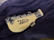 PODSTAWKA "Koziołek "POD SZTUĆCE W KSZTAŁCIE RYBY porcelana Gżel 7 cm