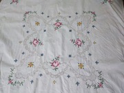 Ręcznie haftowany obrusik 82x82