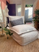 Fotel biały sztuczne futerko - bardzo miękkie obicie