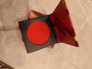 Kremowo-pudrowy róż Avon Ultra