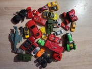 Zestaw 32 pojazdów – metalowe i plastikowe – uszkodzone – do wypadków (B90)