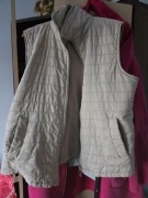 Kamizelka cieńka w kolorze beżowym.