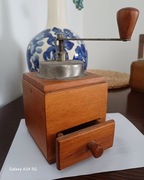 Ręczny młynek do mielenia przypraw z lat 70-tych PRL