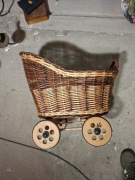 Wózek wiklinowy dla lalek