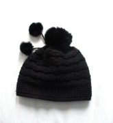 Ciepła czarna  z wełną zimowa czapka z pomponami rozmiar uniwersalny 