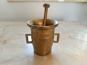 Stary moździerz mosiężny z tłuczkiem