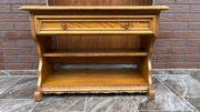Drewniana komódka z obrotowym blatem, szufladą i półkami