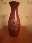 Brązowy, ceramiczny wazon ze zdobieniem