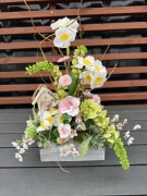 Wiosenna kompozycja z domkiem i zajączkami