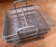 Metalowy segregator na dokumenty