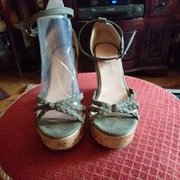 BPC SELECTION Zielone sandałki na koturnie 36