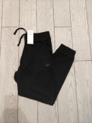 Joggery 4F męskie L jednolite czarne z małym logo 320