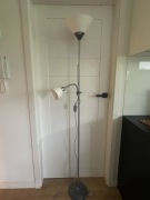 Lampa podłogowa z dwoma źródłami światła 