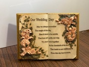 Śliczny prezent ślubny z alabastru jak książka życzenia stojący 