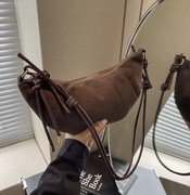 Mała torebka damska bana nerka brązowy zamsz