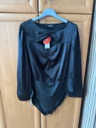 Nowe czarne eleganckie body satynowe Cider z wycięciem – Rozmiar 1XL