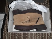 Nowe, skórzane buty marki Vistula. 