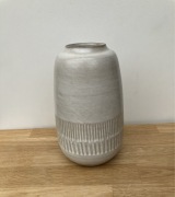 wazon SYGNOWANY biały, wysokosc 173mm, otwor 47mm , szerokosc 105mm