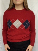 Czerwony sweter z rombami marie lund s