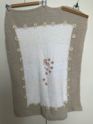 Kocyk z miękkiej puszystej przędzy z haftowanymi kwiatkami dla dziecka