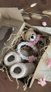 Zestaw prezentowy: Grzechotka miś, buciki, zawieszka na smoczek, Gift Box