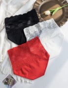 3 szt. Figi damskie z koronką 