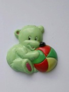 Miś, misiu z piłką - magnes na lodówkę