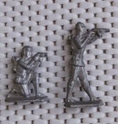 żołnierzyki odlewane z metalu 2 szt.