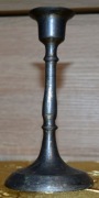 Stary metalowy świecznik 13,4 cm klasyczny patynowany okrągła podstawa 7 cm