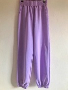 Joggersy w kolorze liliowo-lawendowym