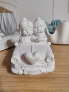 Figurka babci i dziadka w samochodzie 