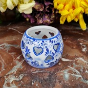 Ręcznie malowany ażurowy świecznik z serduszkami - Delft Blue #2