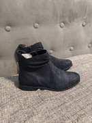 Modne czarne botki z marszczeniem – idealne na co dzień! 