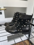 Jesienne buty bikery Czarne gwiazdki cekiny wiązane zapinane 40