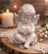 Aniołek z sercem – figurka z gipsu ceramicznego 7 cm | rękodzieło | prezent