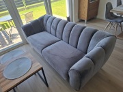 Sofa trzyosobowa Bayton 3S nierozkładana z tkaniną koloru ciemno szarego.