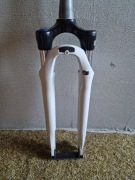 Nowy amortyzator SR Suntour NEX E25 HLO DS 700C tapered, skok 50 mm