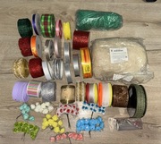 Zestaw dużej ilości różnych wstążek, kwiatków, lampek itp