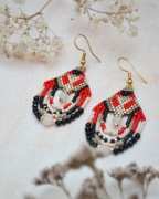 Czerwono-czarne kolczyki ze szklanych koralików z onyksem SECRET MOON 