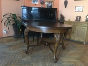 Przedwojenny okrągły stół dębowy po renowacji