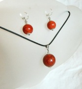 Minimalistyczny zestaw biżuterii z koralami, wisior i kolczyki kule, srebro