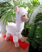 Maskotka Lama Alpaka z pluszowej włóczki HANDMANDE