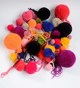 Pompony  MIX 100 Komplet Akryl Kulka Czapka Set 