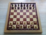 szachy, szachownica drewniana Grünhainichen made in GDR, figury i pionki