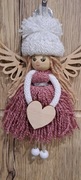 Aniołek na choinkę makrama pudrowy róż  w białej czapeczce 16cm 