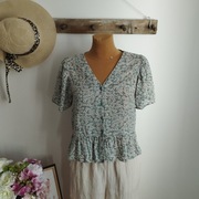 Miętowa bluzka damska Pigalle M – kwiatowy wzór, falbanka, wiskoza